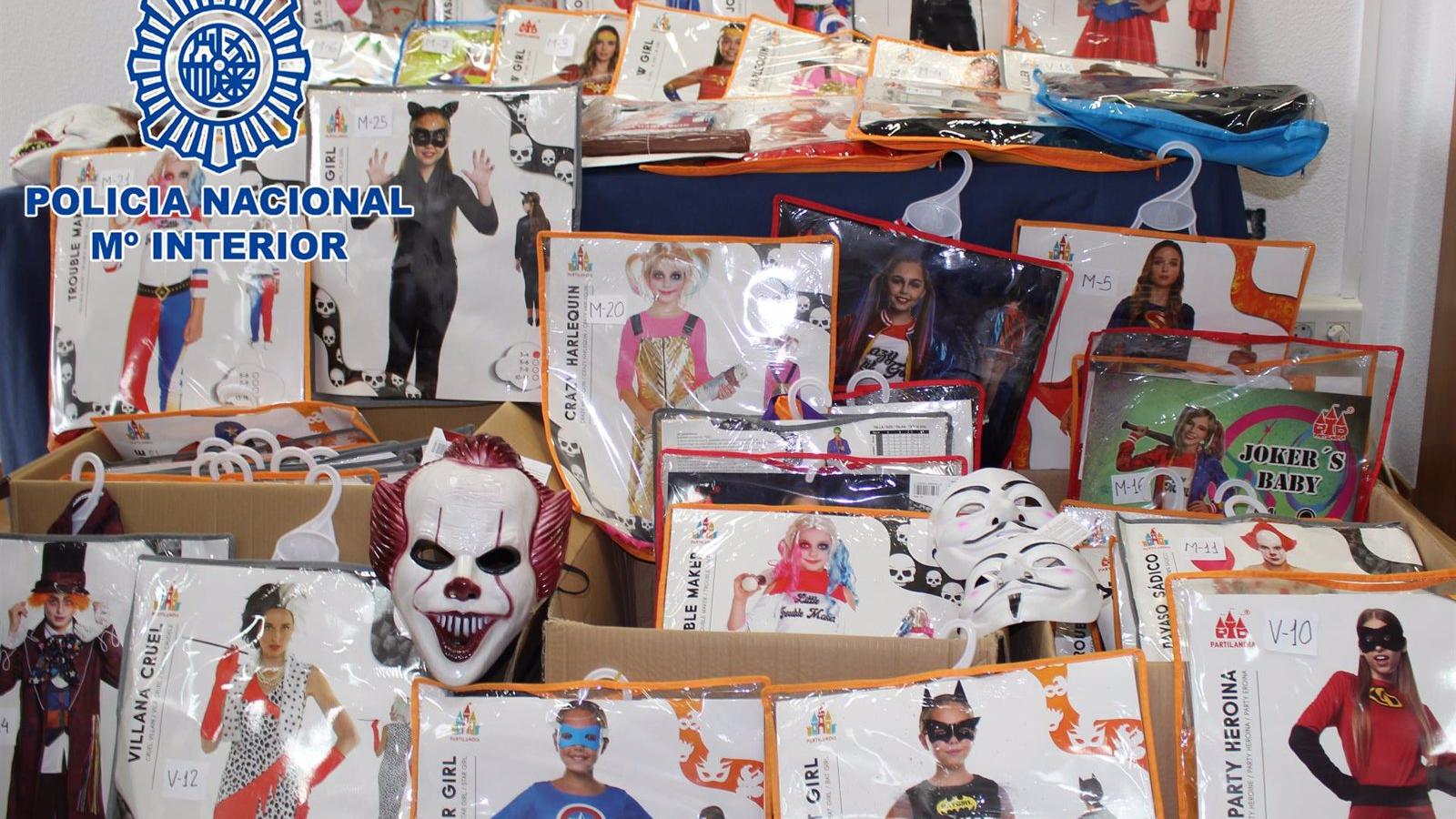 La Policía requisa más de 10.000 máscaras y disfraces de superhéroes y detiene a un matrimonio chino reincidente La Policía requisa más de 10.000 máscaras y disfraces de superhéroes y detiene a un matrimonio chino reincidente