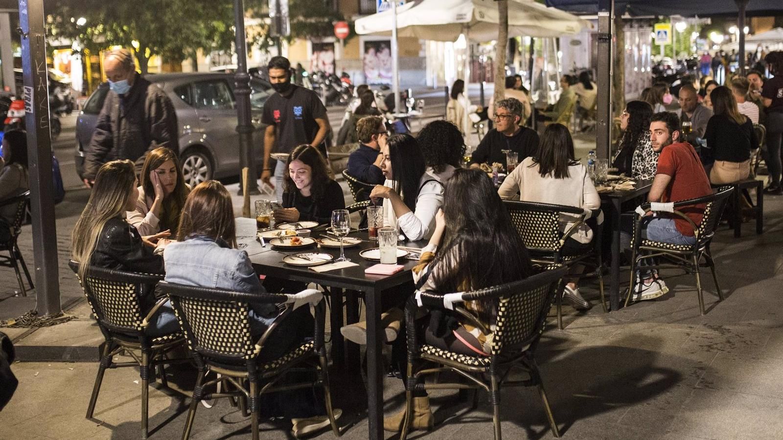 La Comunidad permitirá abrir hasta la 1h y ampliará el número de comensales a seis en interiores y a ocho en exteriores