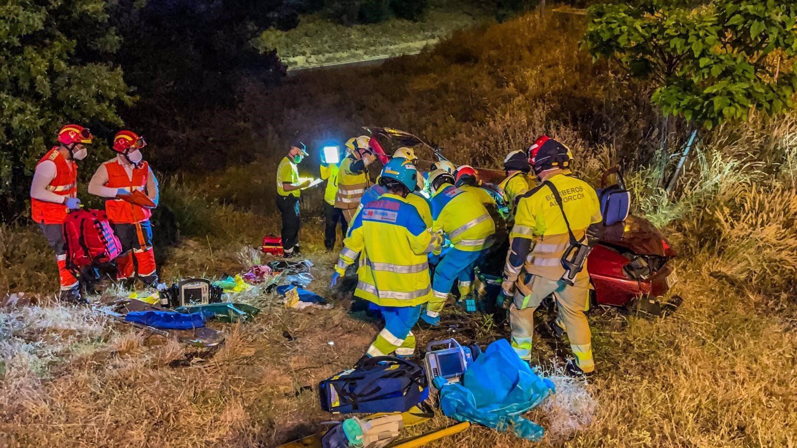 Cinco heridos tras la caída de un turismo por un terraplén de 10 metros en la vía de enlace M-40 con A-5