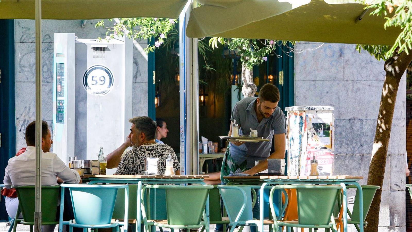 Las terrazas de hostelería en Madrid ampliadas por la pandemia cerrarán a medianoche Las terrazas de hostelería en Madrid ampliadas por la pandemia cerrarán a medianoche