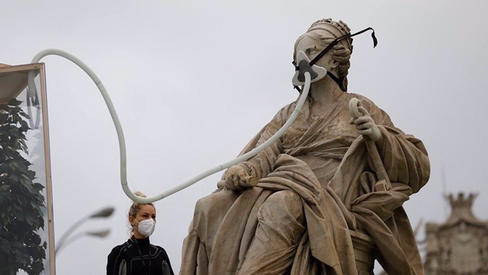 Una decena de activistas de Greenpeace detenidos cuando colocaban una mascarilla a la Cibeles