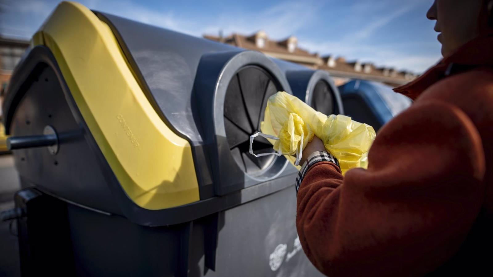 Los madrileños reciclaron un 8% más de plásticos y un 2,7% más de papel durante el año del confinamiento