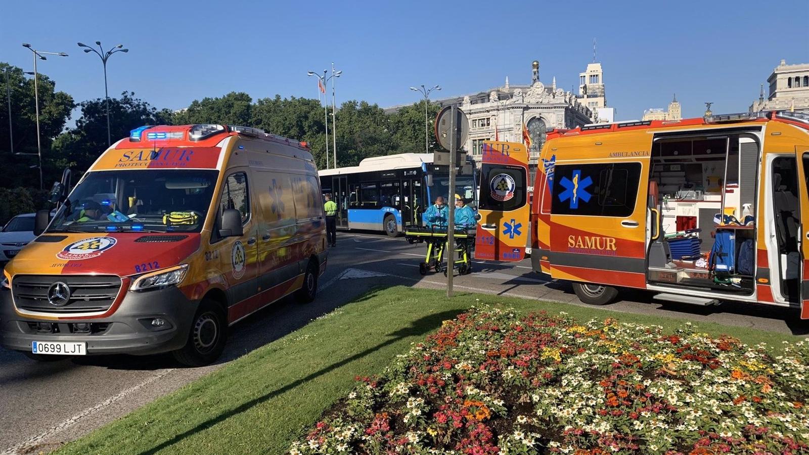 Hospitalizada una ciclista en un accidente de tráfico en la plaza de Cibeles