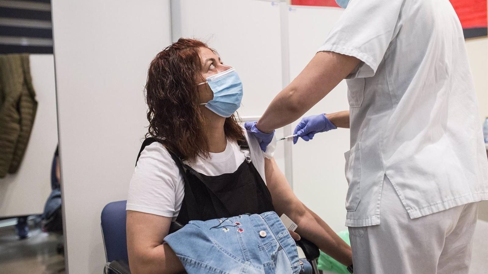 Arranca la vacunación para personas de 40 a 49 años en los hospitales madrileños Arranca la vacunación para personas de 40 a 49 años en los hospitales madrileños