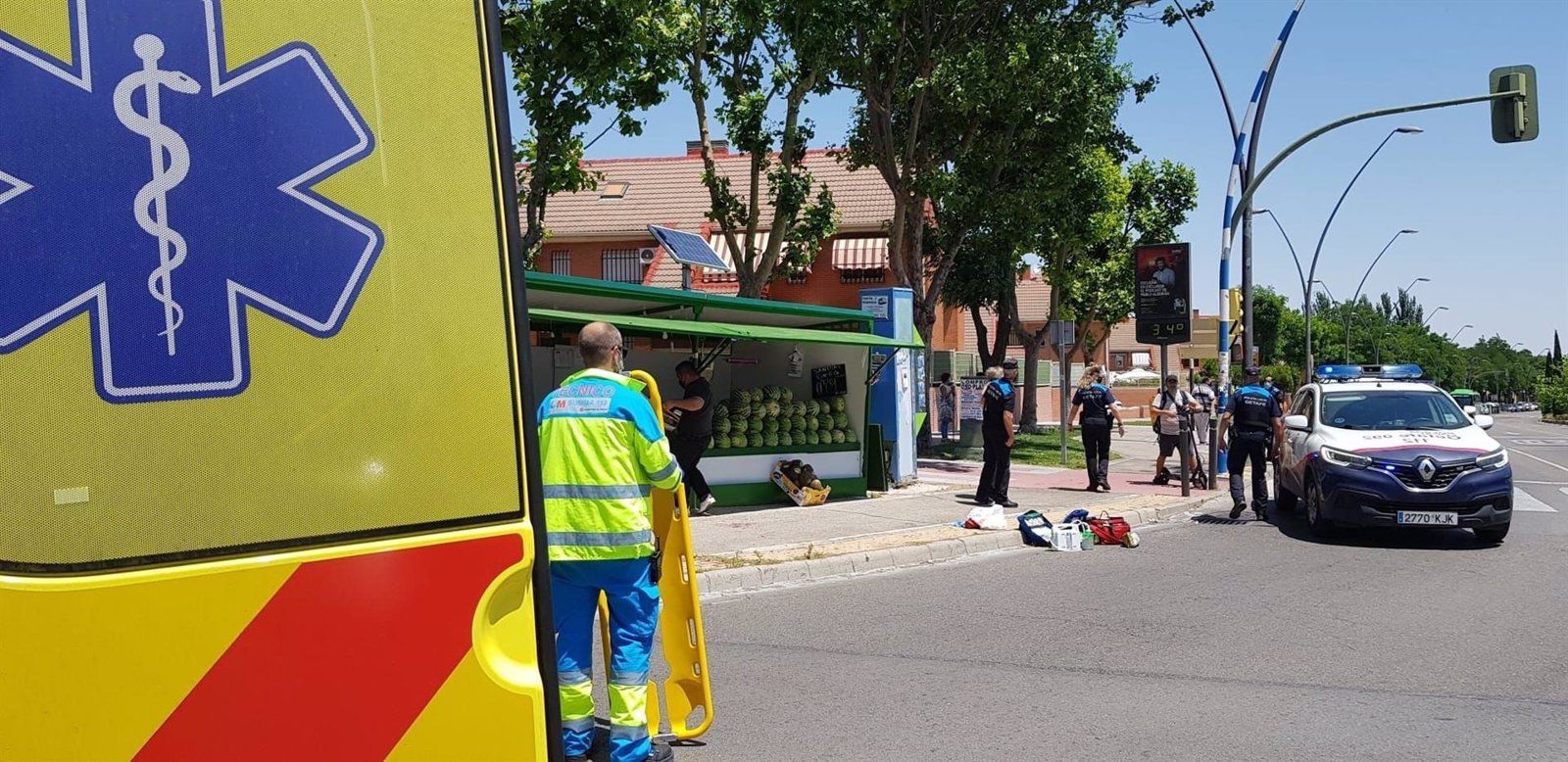 Herido muy grave el conductor de un patinete al chocar contra un puesto de melones en Getafe