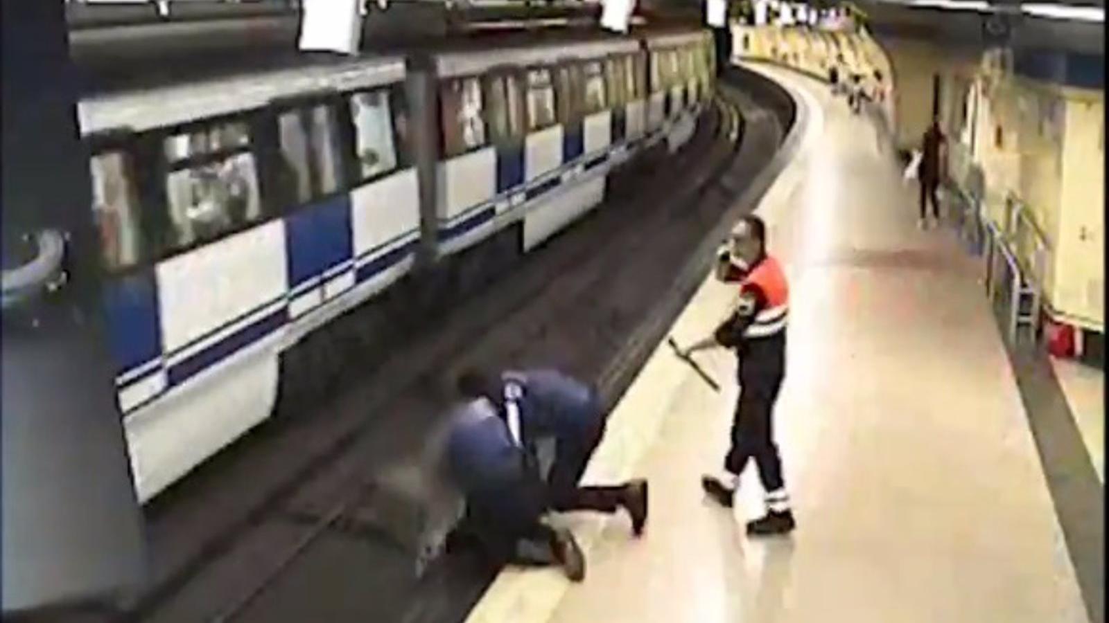 Policías municipales rescatan a una chica que saltó a las vías del Metro en  Lavapiés - MADRID ACTUAL