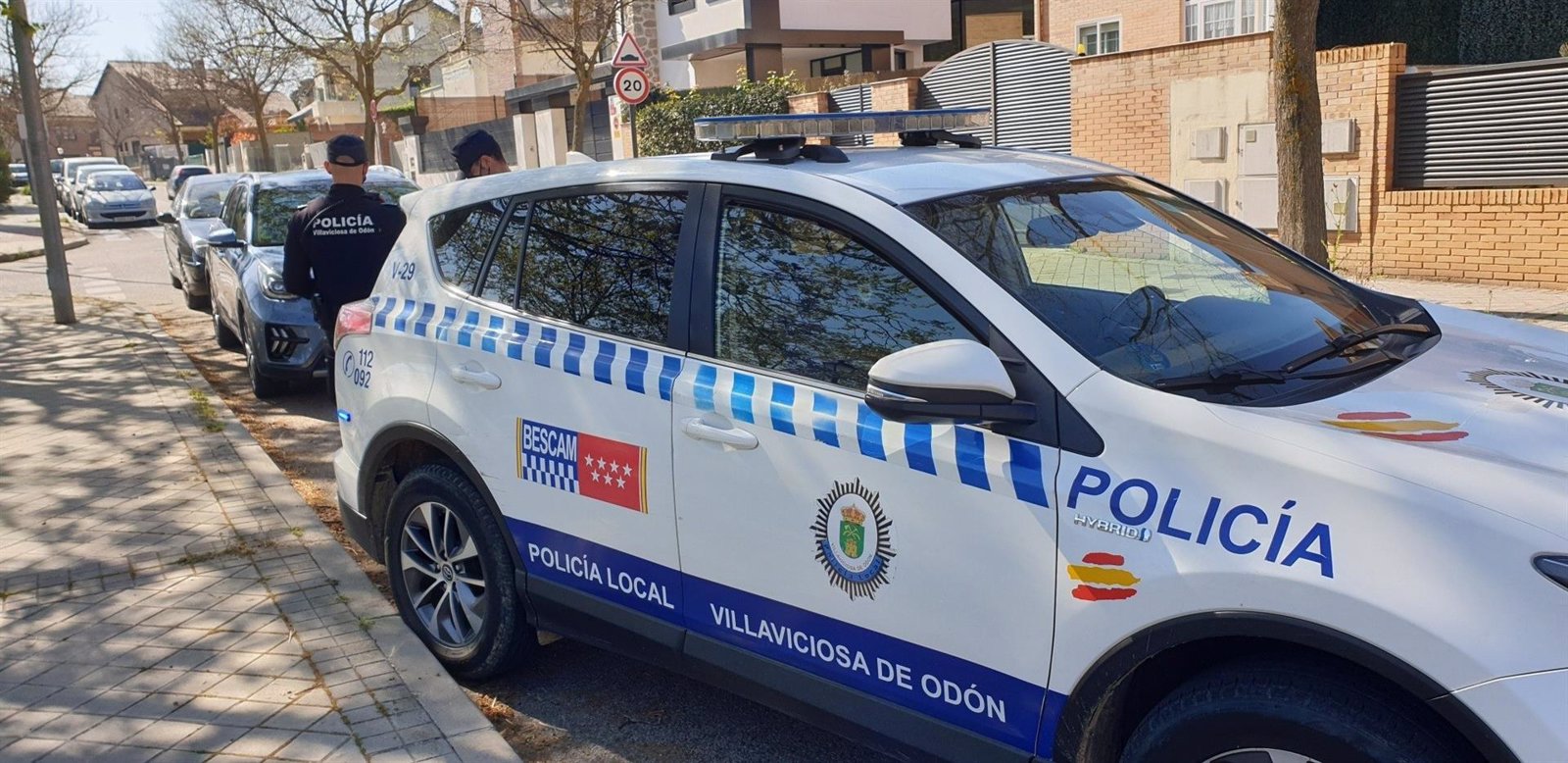 Agentes municipales de Villaviciosa se concentran ante la sede del PP por la no aplicación de la Ley de Coordinación de Policía Local