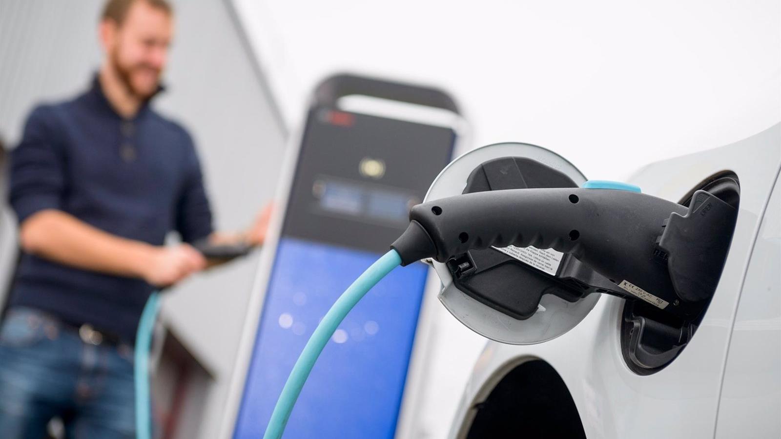 La Comunidad abrirá en otoño "la mayor electrolinera de España para fomentar la movilidad sostenible"