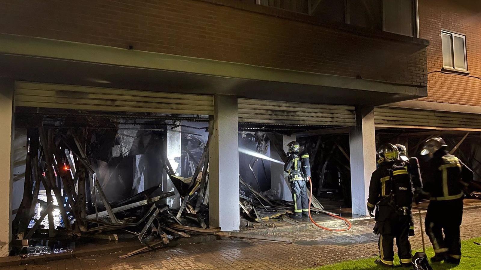 Un herido en un incendio que comenzó en una caseta y se propagó a los soportales de una comunidad de Torrejón