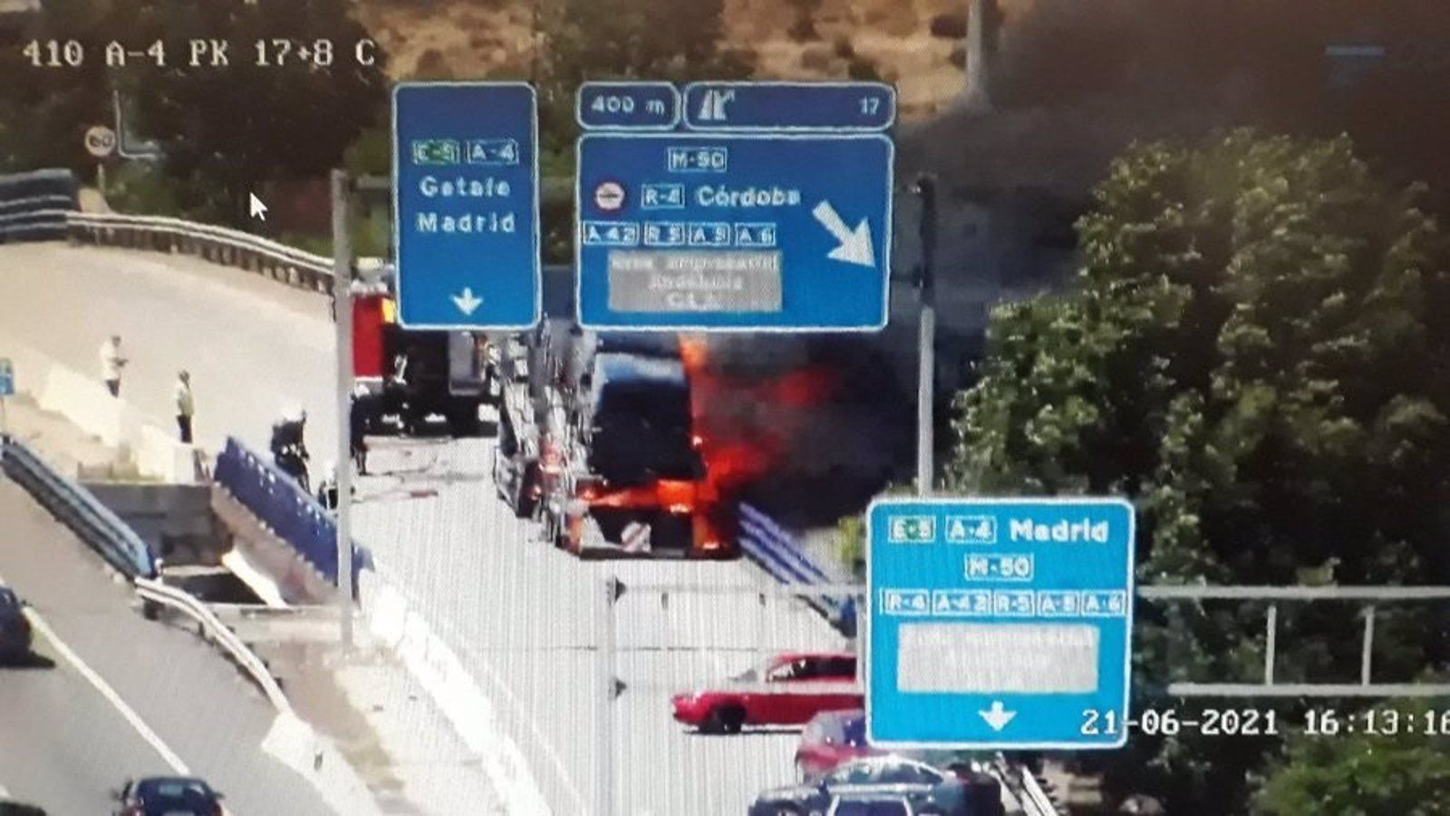 Arde sin heridos un camión que transportaba una furgoneta en la A-4