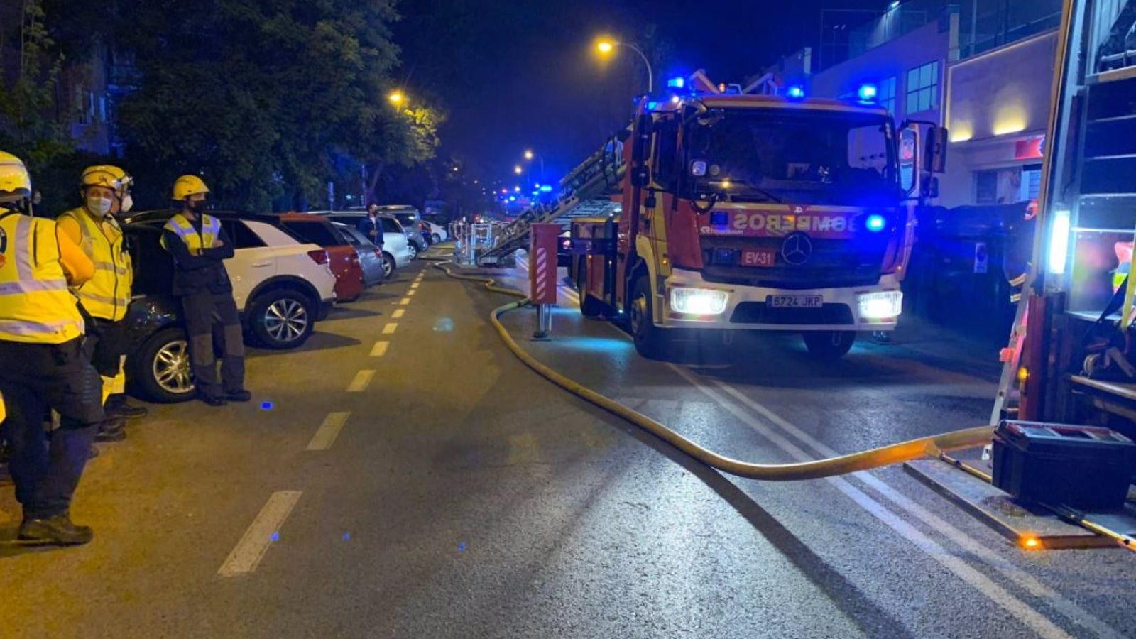 Los Bomberos de Madrid sofocan el fuego de un incendio en un restaurante en el CC Ermita del Santo, sin heridos