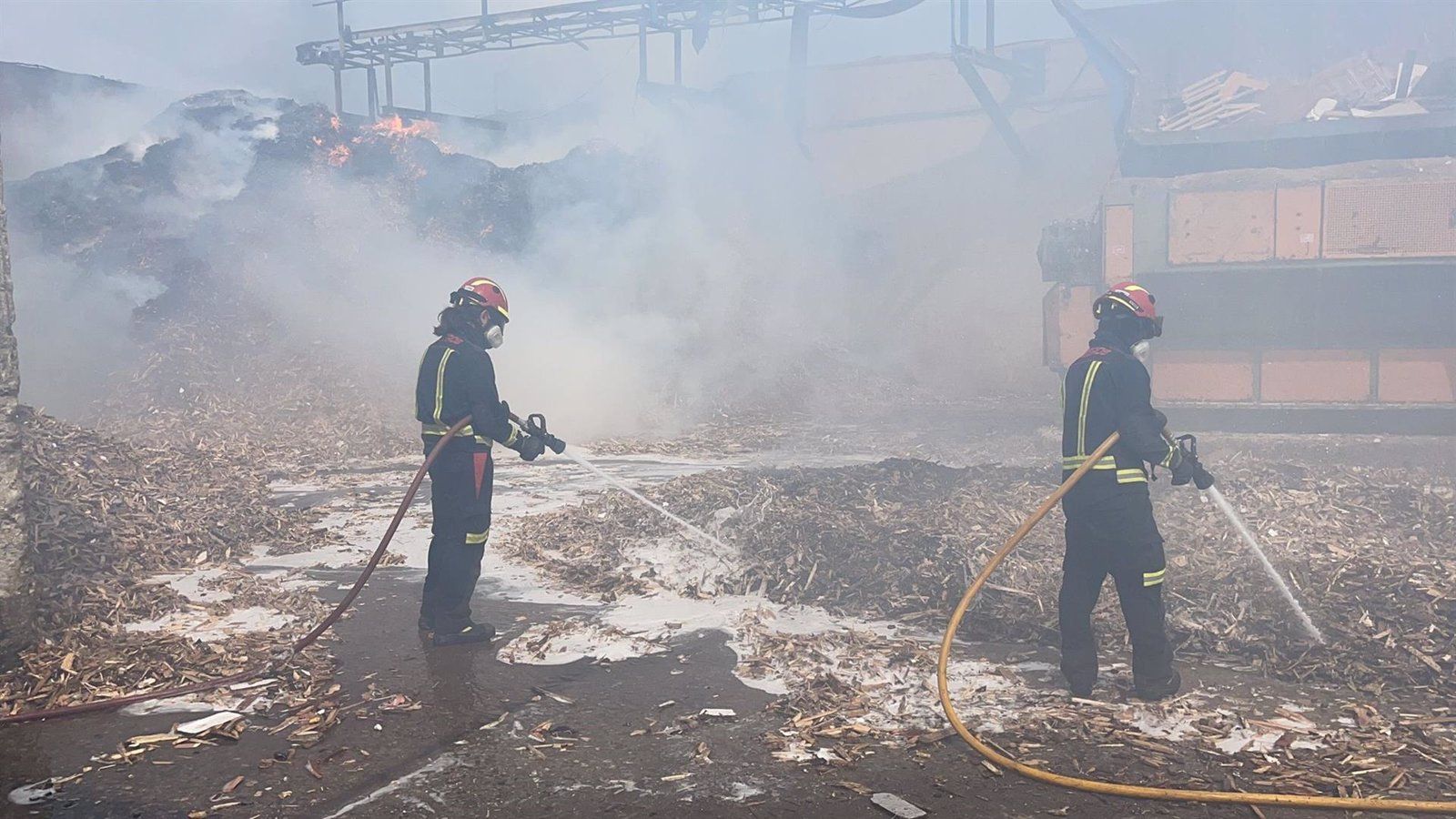 Extinguido totalmente el incendio de material para reciclaje originado en Alcalá