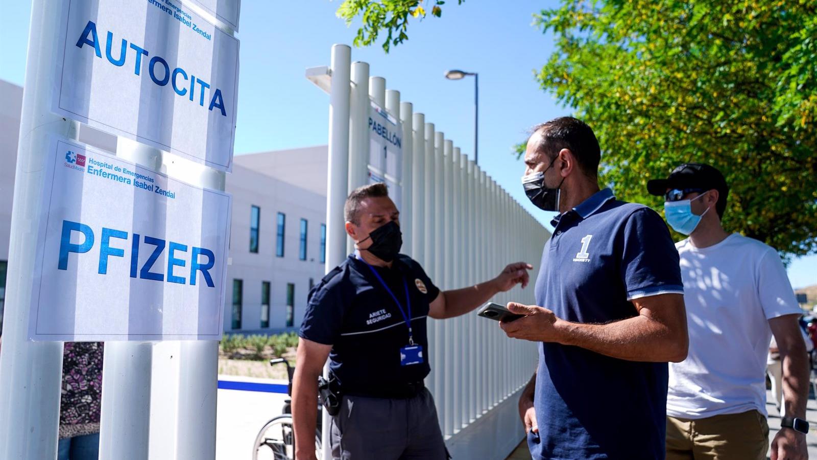 Más de 8.500 citas para vacunarse esta semana en el turno de noche en el Zendal, con 2.678 dosis ya inyectadas