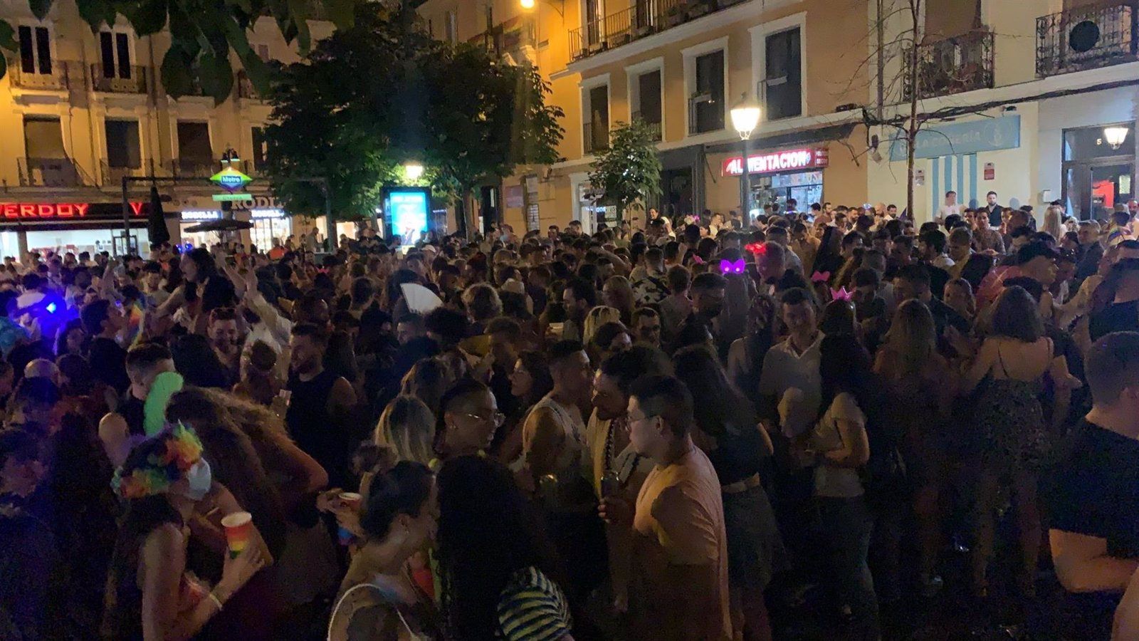 Nueva noche de aglomeraciones en la plaza de Chueca por la celebración del Orgullo