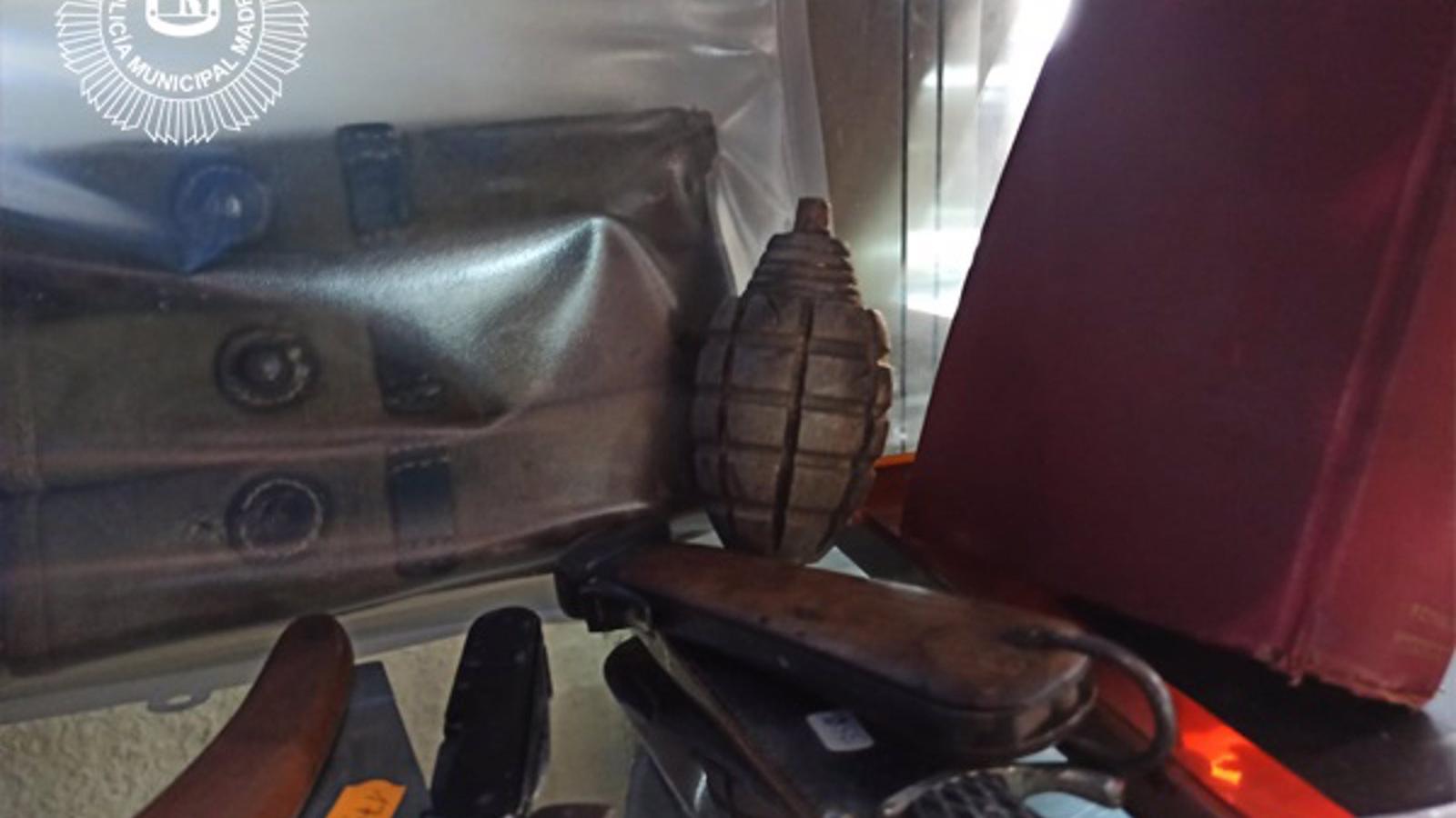 Requisadas 60 armas y artefactos explosivos prohibidos, alguno con carga, en una tienda del Rastro