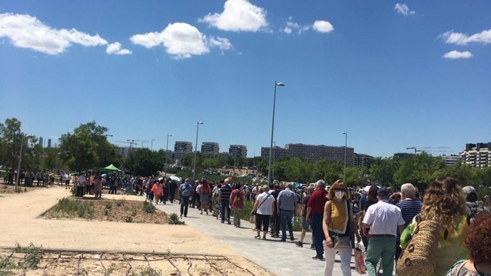 Quejas por las colas en el Isabel Zendal para vacunarse tras citar el hospital a 30.000 personas en un día