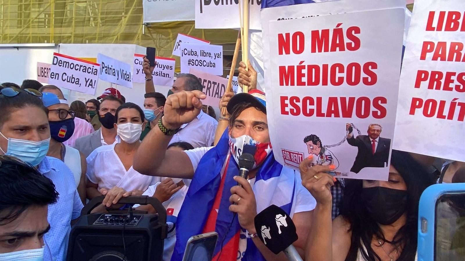 Unas 200 personas se manifiestan en Madrid contra el Gobierno cubano y afean la "complicidad" del Ejecutivo de Sánchez