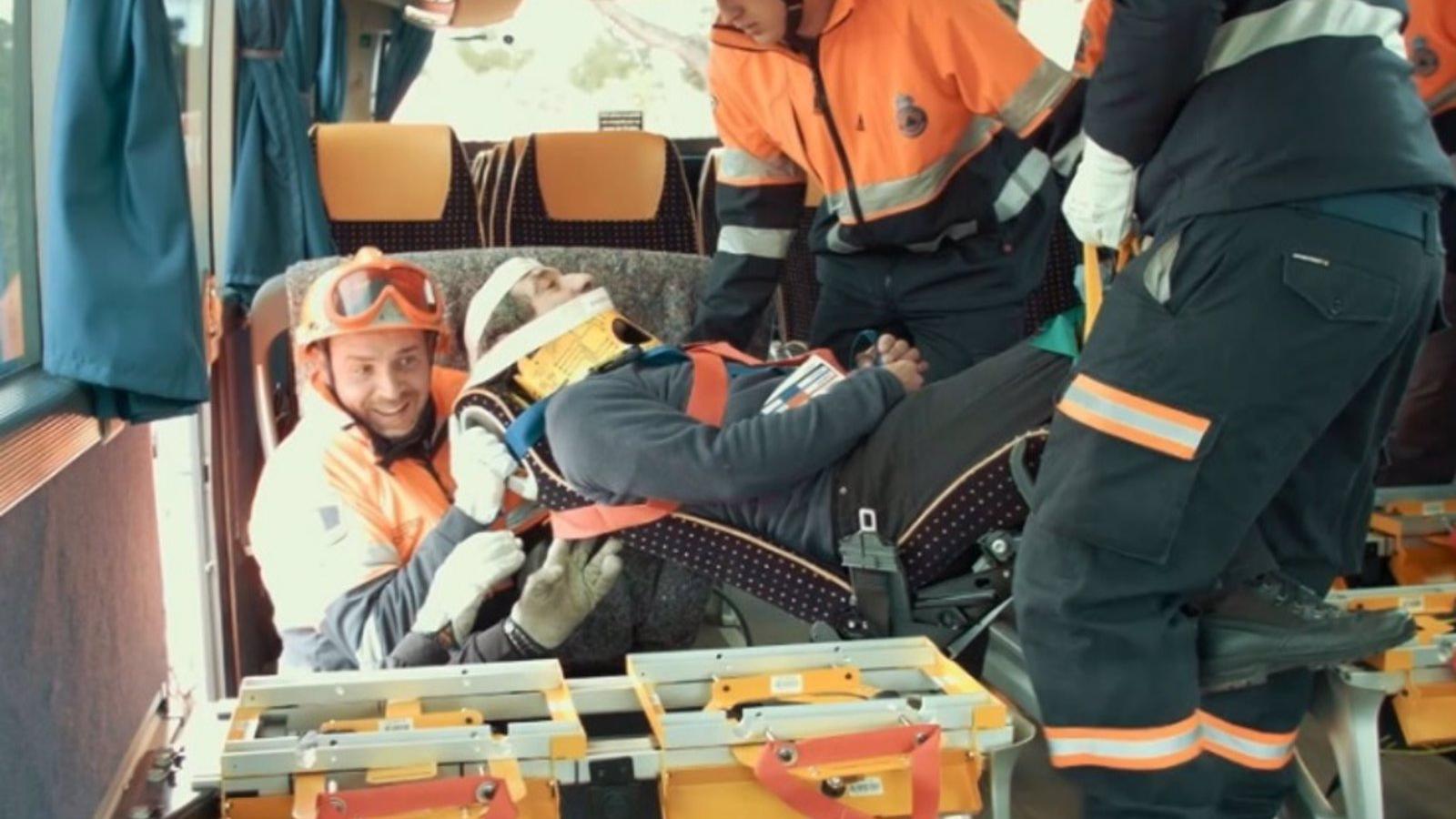Los Bomberos de la Comunidad realizan un simulacro de rescate de autobús siniestrado mediante asientos salvavidas