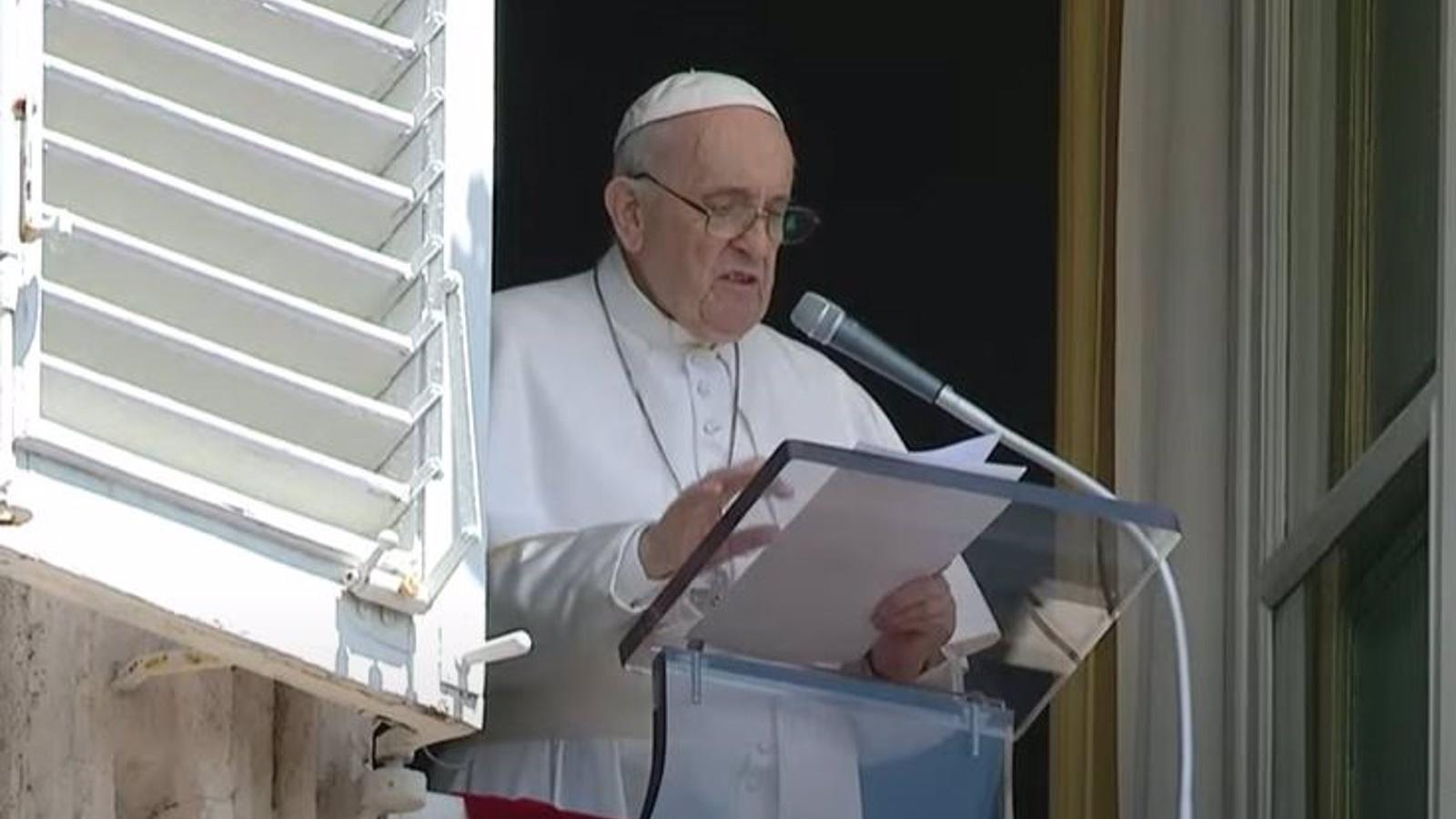 El Papa vuelve a rezar el Ángelus en la Plaza de San Pedro y pide una sociedad más 