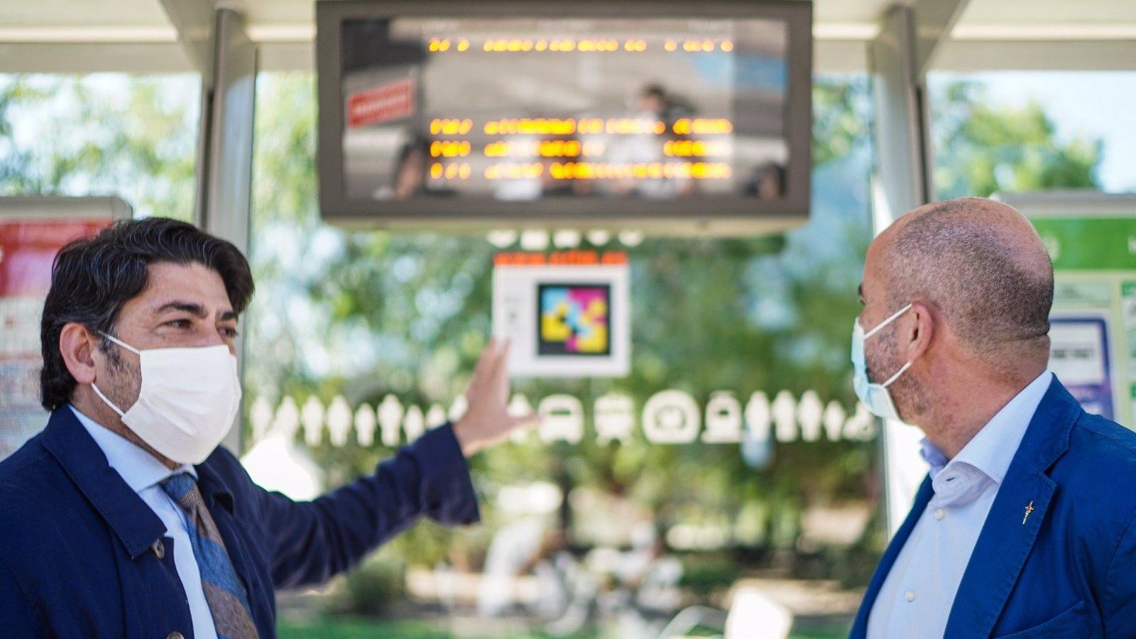 Un nuevo sistema de señalización facilitará a personas con discapacidad visual obtener información en paradas de autobús