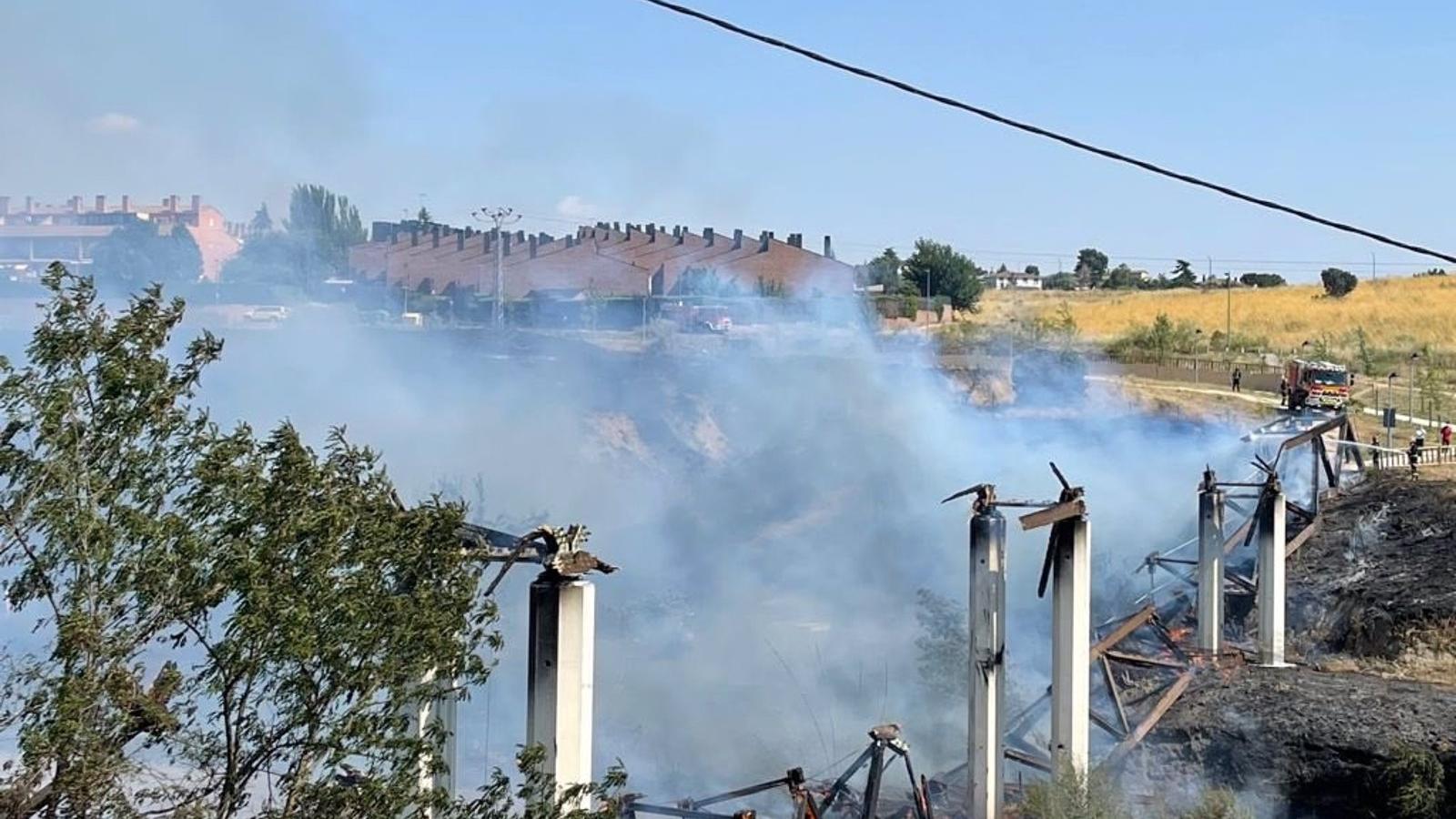 Extinguido el incendio en la pasarela que une Parque Coimbra con Guadarrama en Móstoles