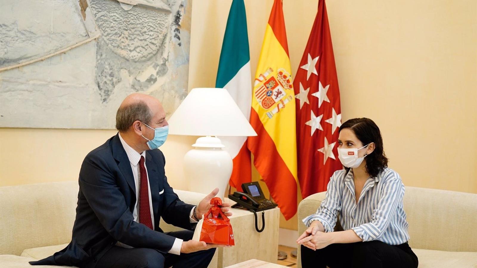 Díaz Ayuso aborda con el embajador de Italia el reto del reinicio de la actividad turística