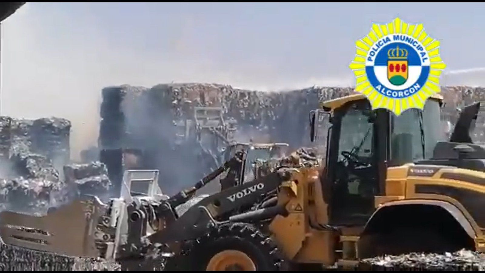 Bomberos del Ayuntamiento de Alcorcón trabajan en la extinción de un incendio en una empresa de reciclaje