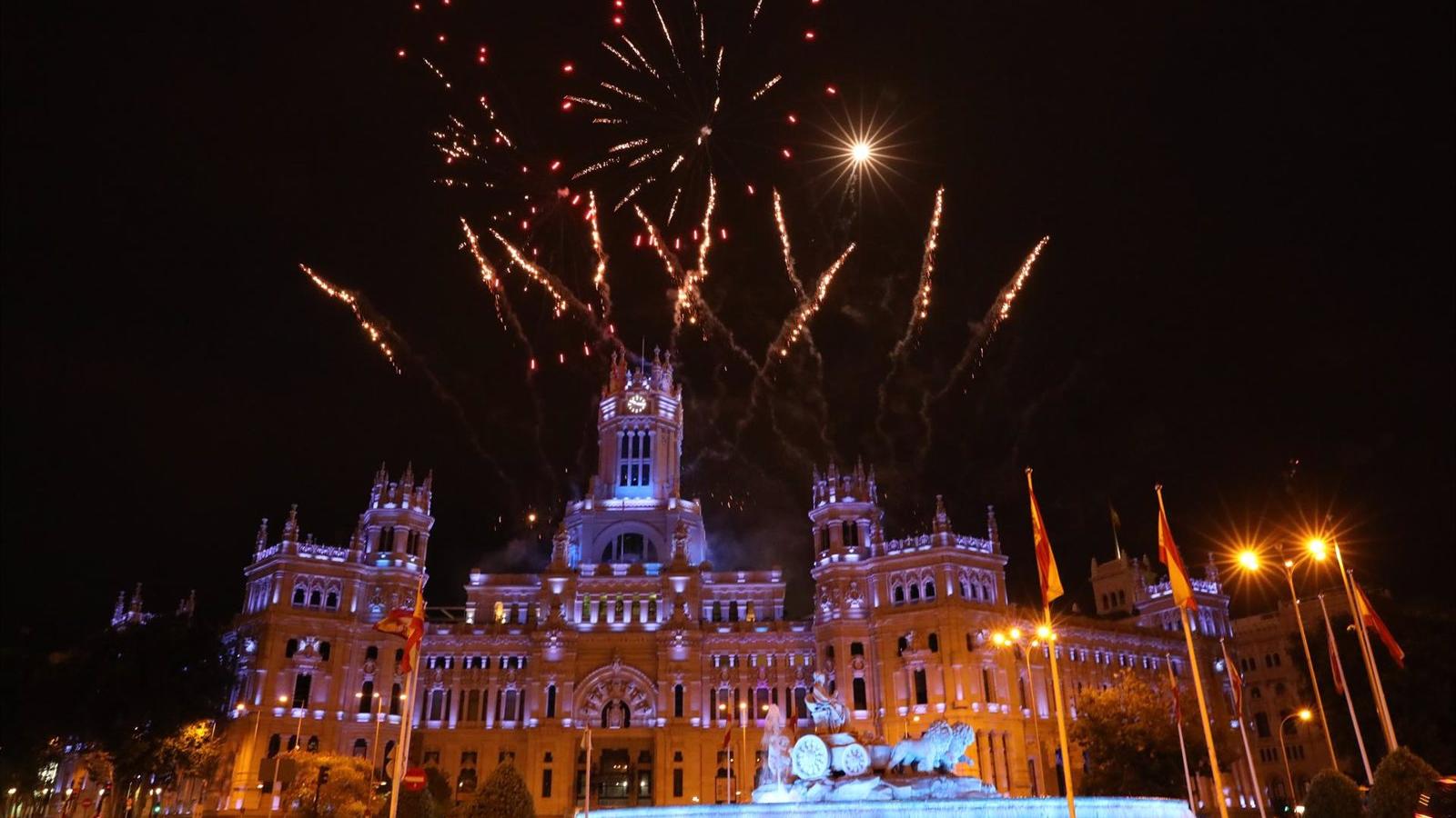 Madrid recibe la inclusión como Patrimonio Mundial con fuegos artificiales desde la azotea del Palacio de Cibeles