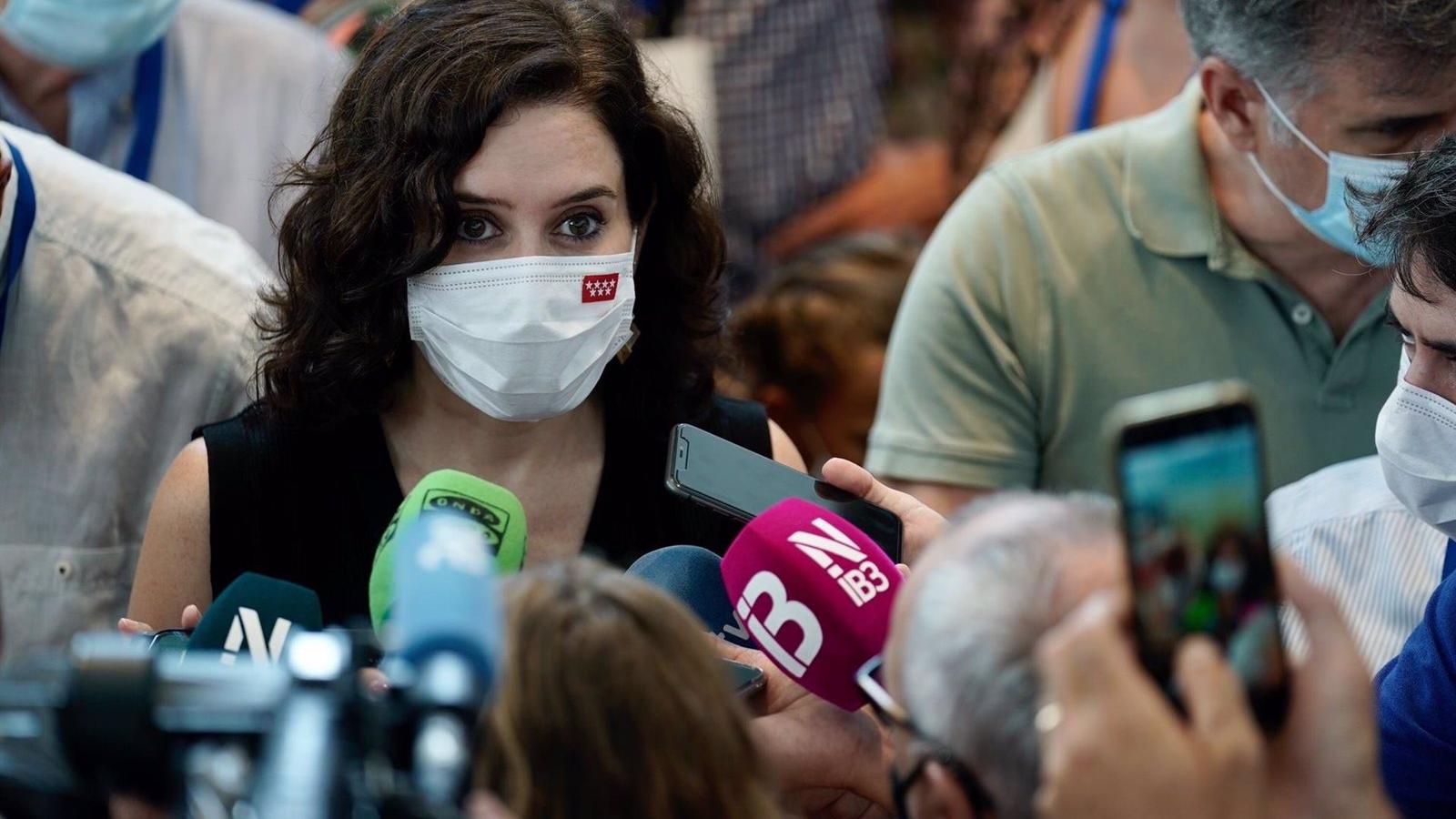Ayuso es recibida entre aplausos a su llegada a la Plaza Mayor de Salamanca