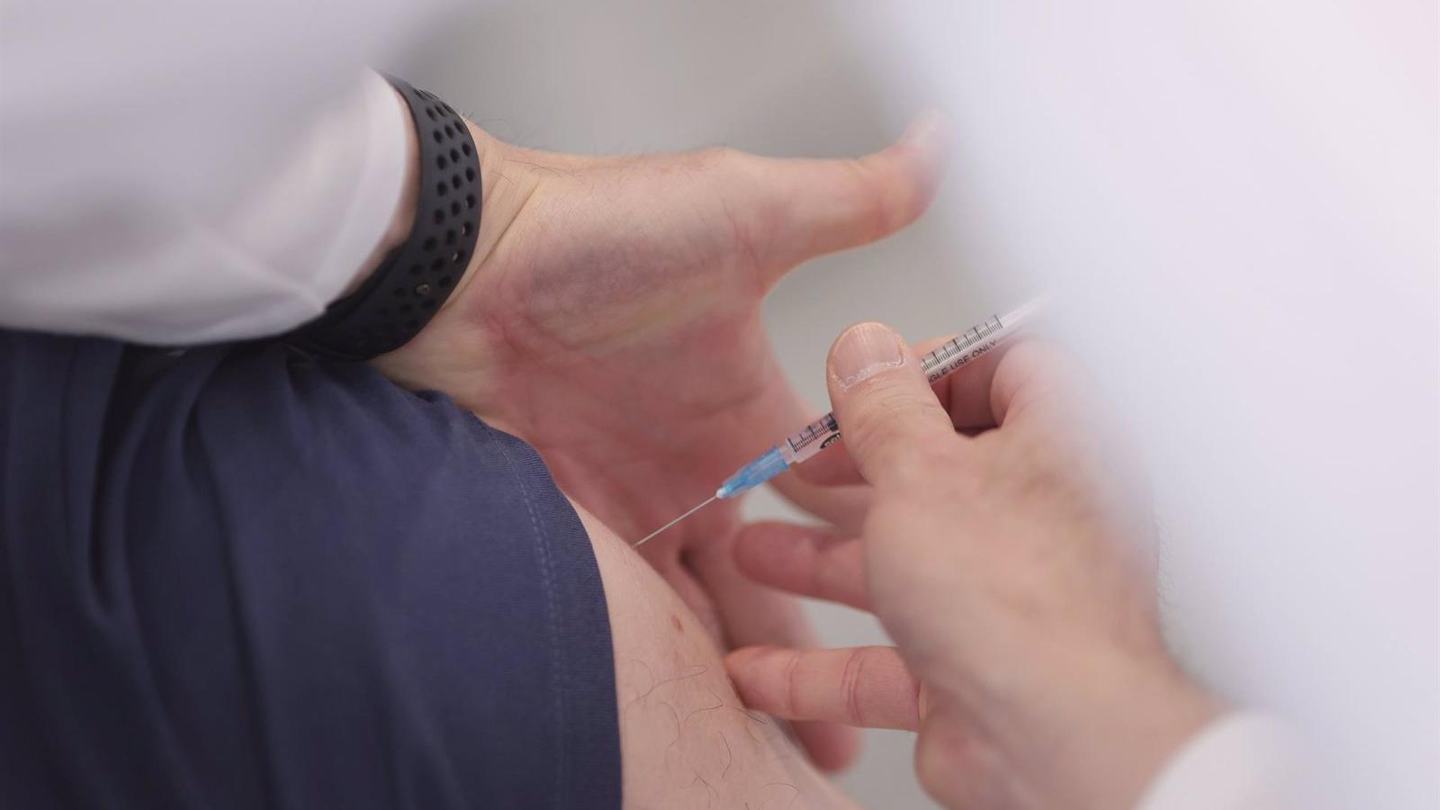 Un 20% de los madrileños rechaza o pospone la cita para recibir la segunda dosis de las vacunas