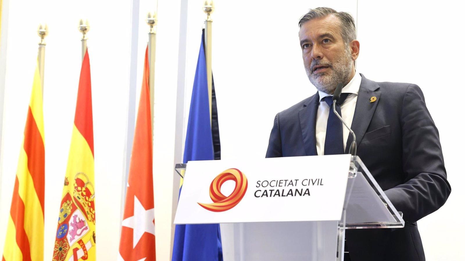 López carga contra el "socialismo fiscal" y dice que Madrid "no tiene la culpa del desgobierno en España" López carga contra el "socialismo fiscal" y dice que Madrid "no tiene la culpa del desgobierno en España"