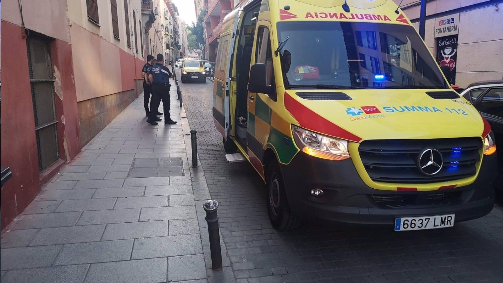 Trasladan al hospital a un hombre de 22 años herido con arma blanca y una mujer de 23 años con traumatismos en Madrid