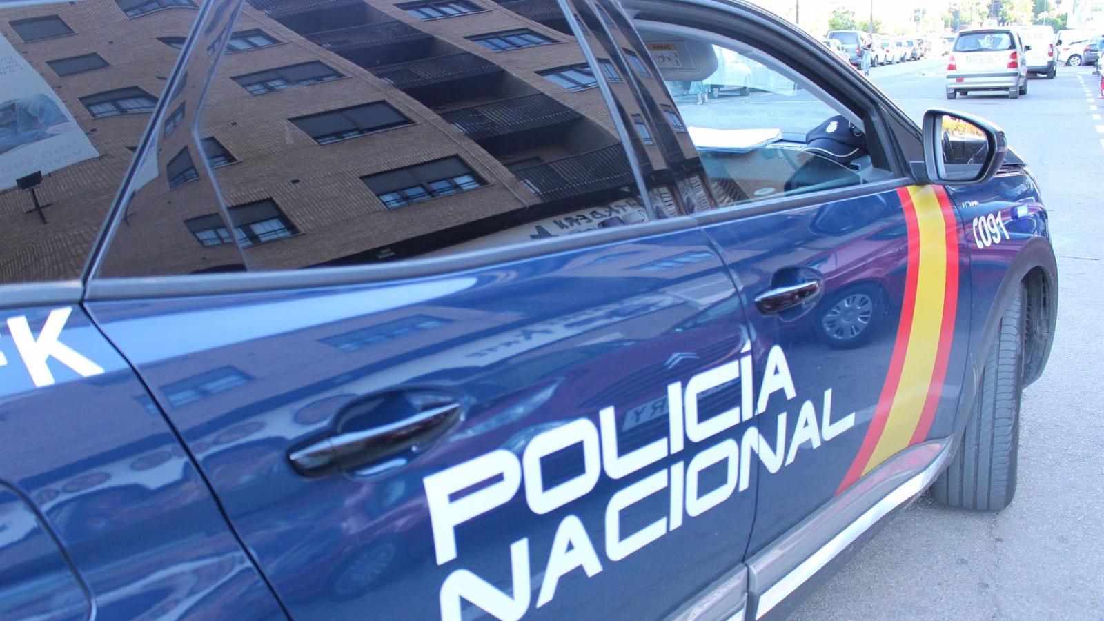 Detenida una mujer tras hallar a sus hijos de 2 y 4 años andando desnudos de madrugada por el centro