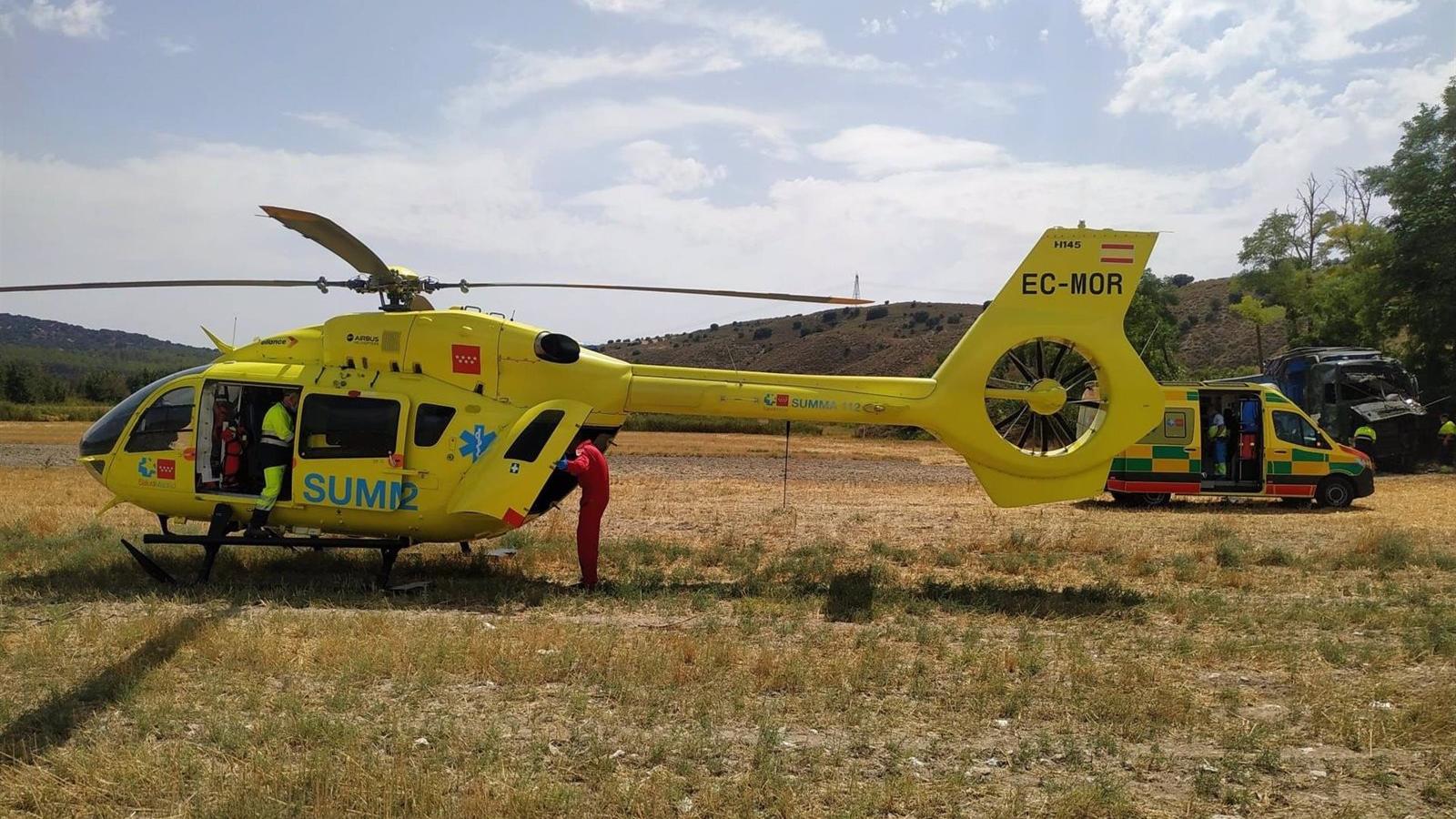 Trasladado en helicóptero a La Paz tras quedar atrapado en su camión al chocar contra un árbol en la M-317