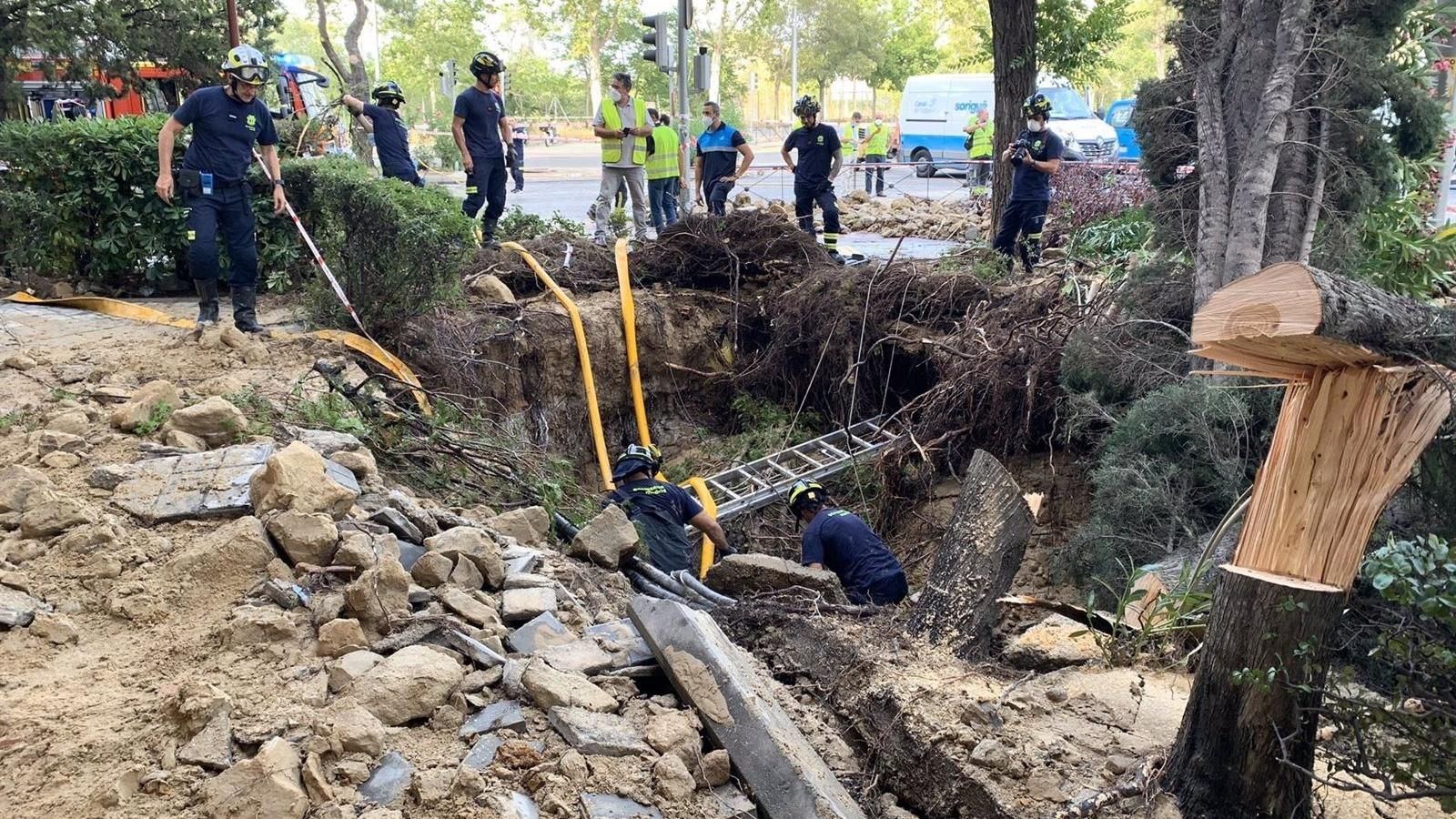 La rotura de una tubería del Canal origina un socavón y lavado de tierras en San Blas