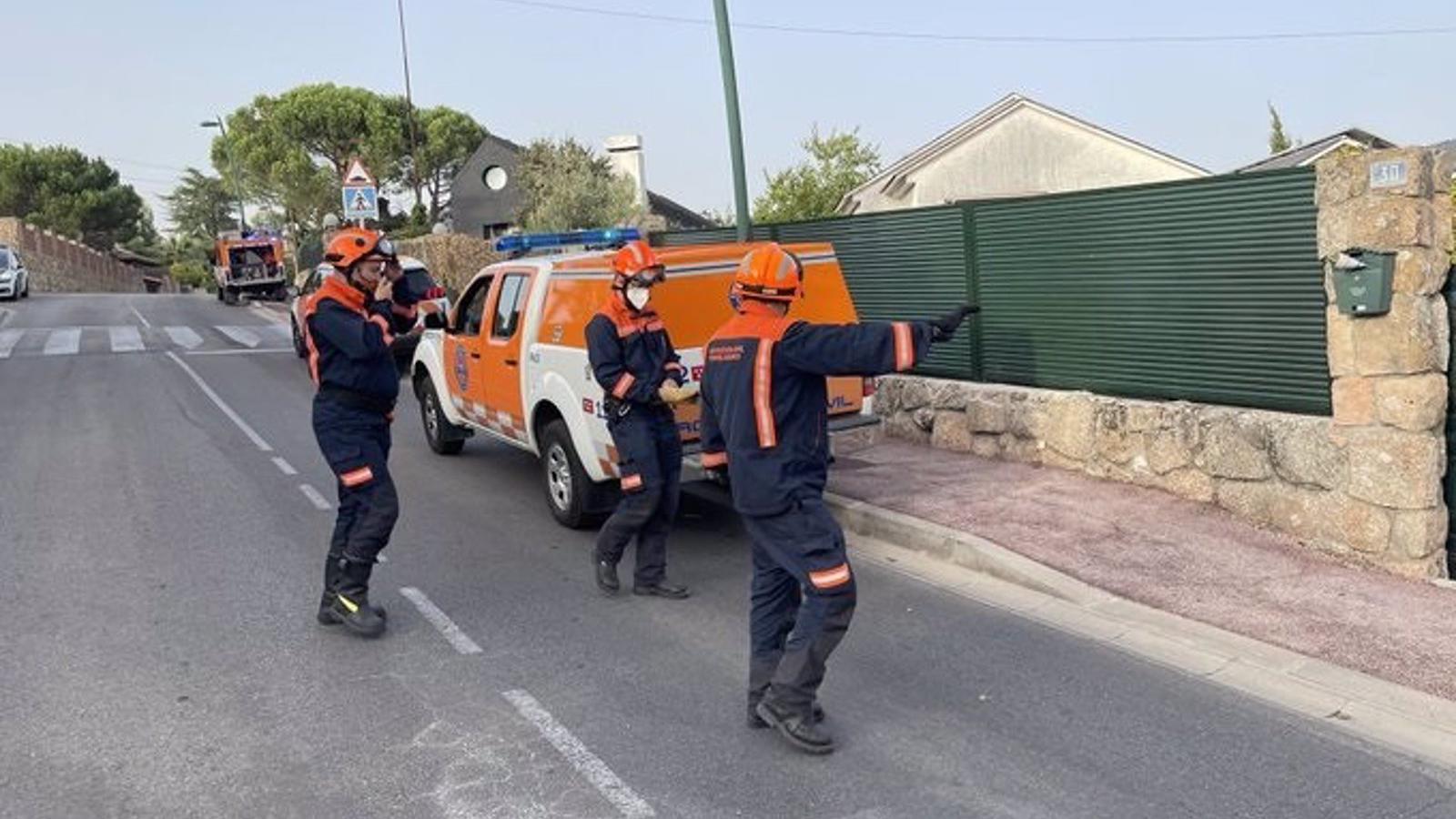 Un herido leve por quemaduras y un intoxicado a causa de un incendio de vegetación en Torrelodones