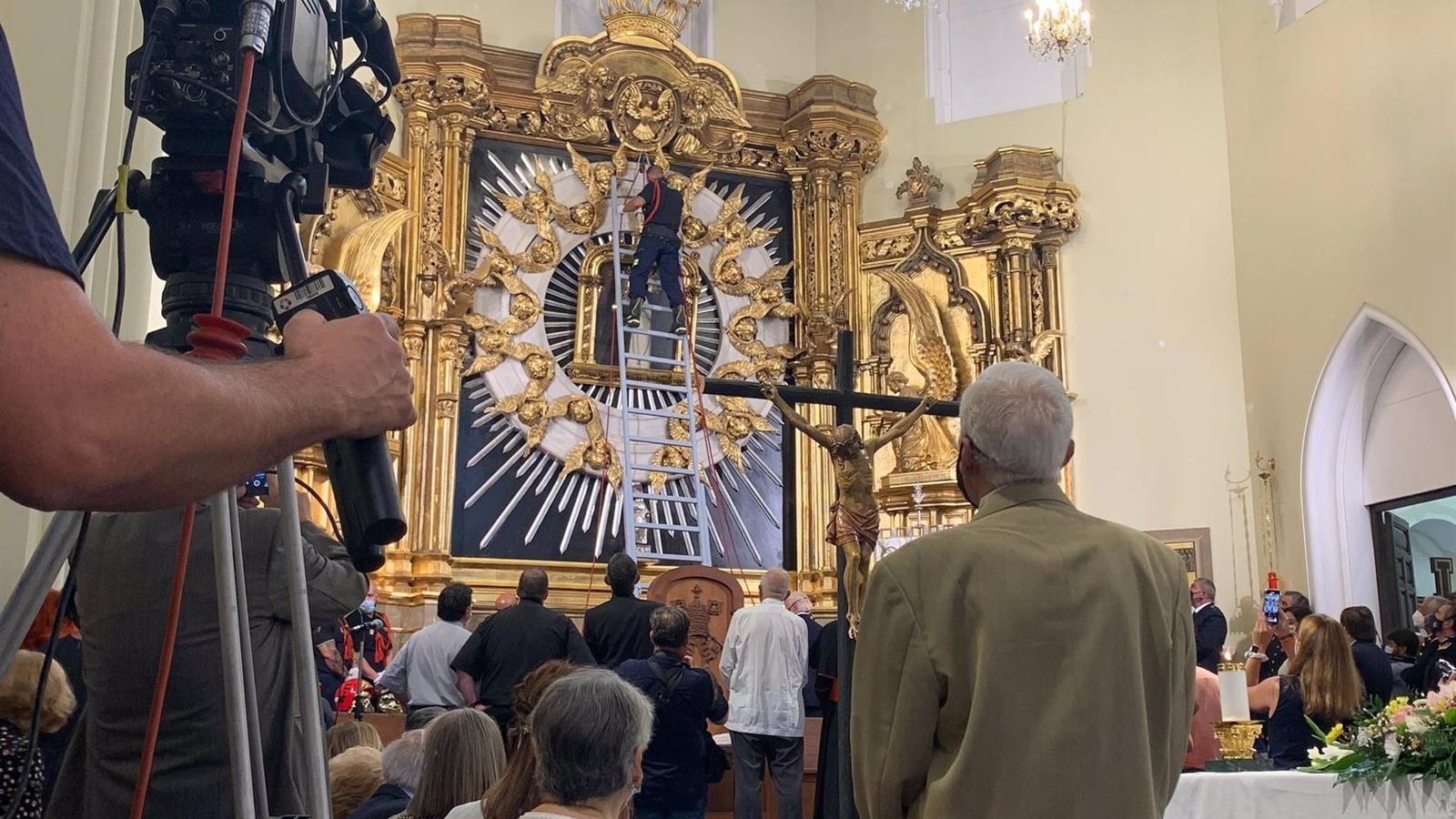 La bajada de la Virgen de La Paloma finaliza tras una misa marcada por la víctimas de la explosión en la calle Toledo