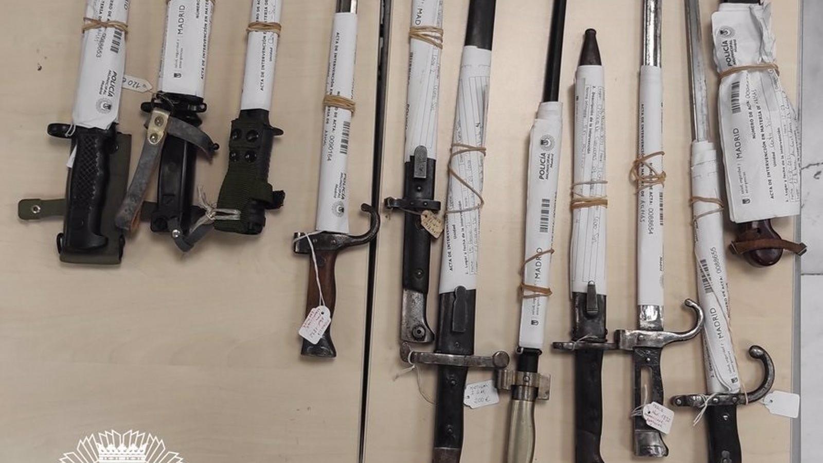 Requisan de una tienda del Rastro 11 bayonetas militares sin registro ni autorización para la venta