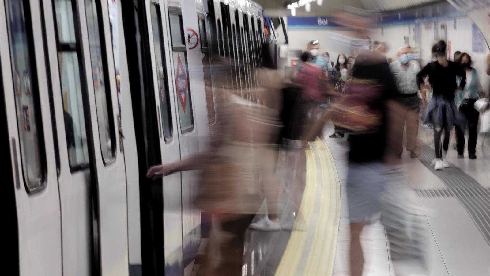 Un grupo apalea y roba a un joven en el andén del Metro de Sol y sube el vídeo a las redes sociales