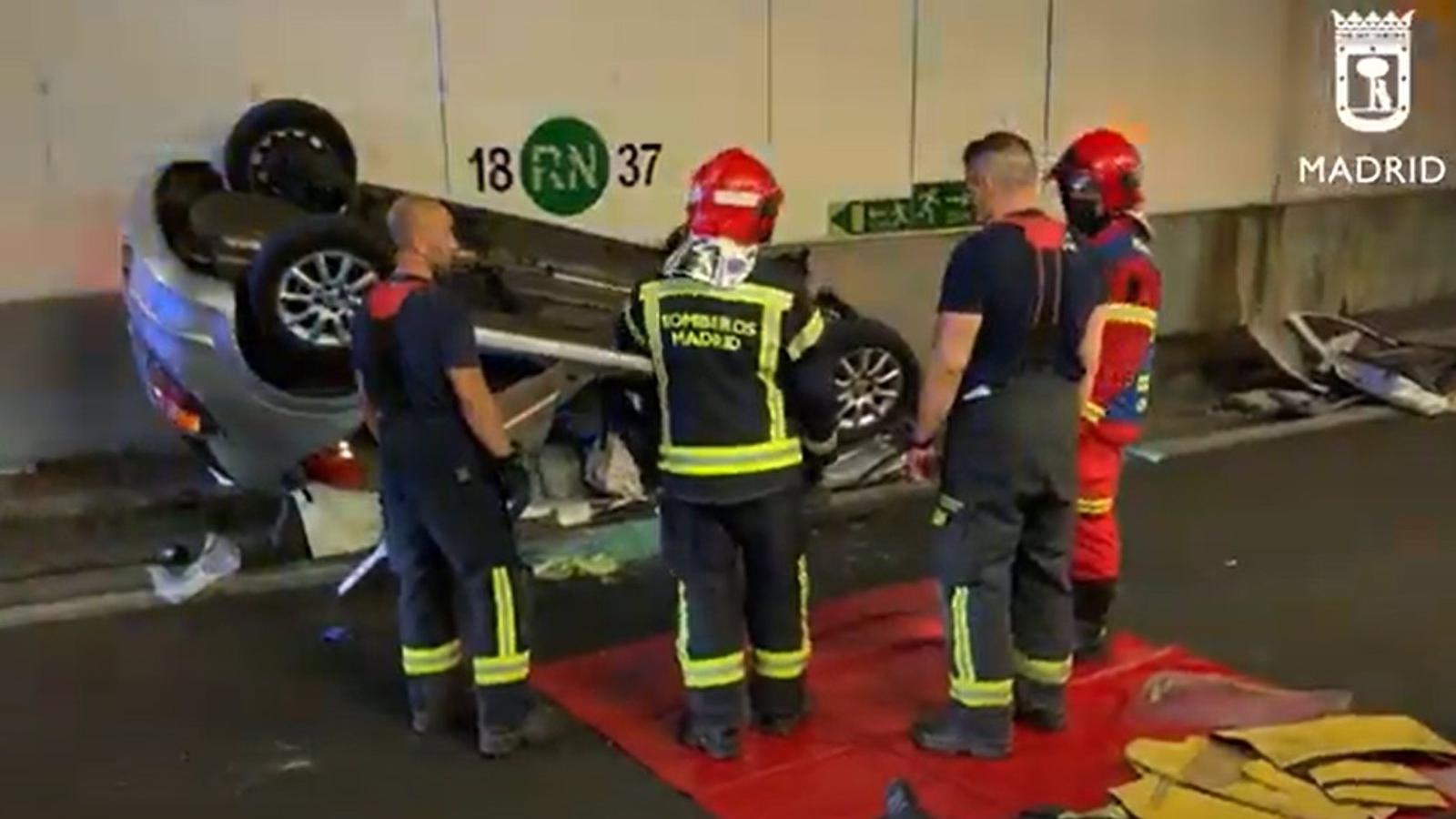 Herida una conductora de 83 años al volcar su coche en los túneles de la M-30