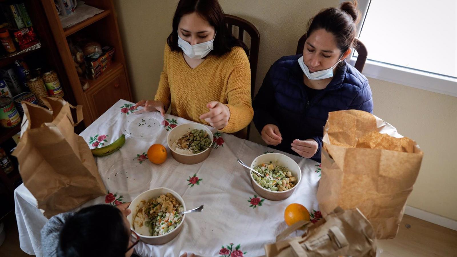 El Ayuntamiento de Madrid elimina la lista de espera en el servicio de comida a domicilio para personas mayores
