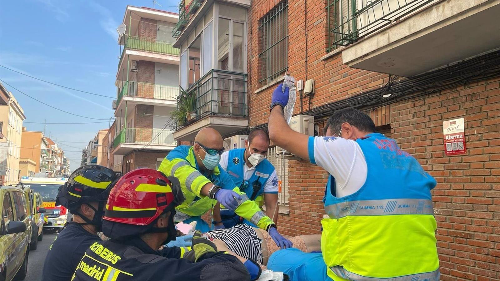 Cae desde la terraza de un segundo piso mientras regaba y salva la vida al chocar contra el techo de un coche