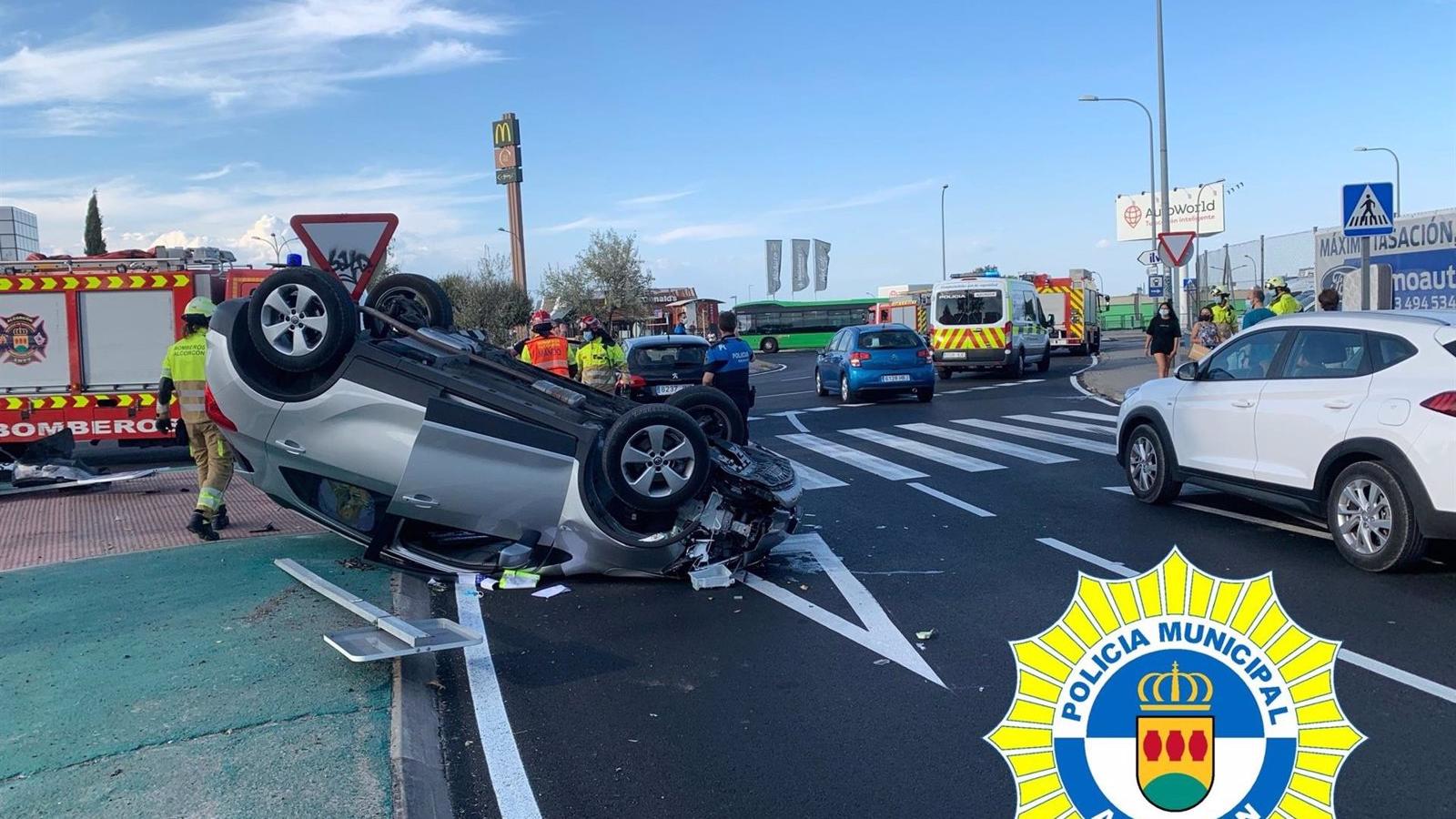 Rescatan a un conductor que quintuplicaba la tasa de alcohol permitida y volcó en un accidente en Alcorcón