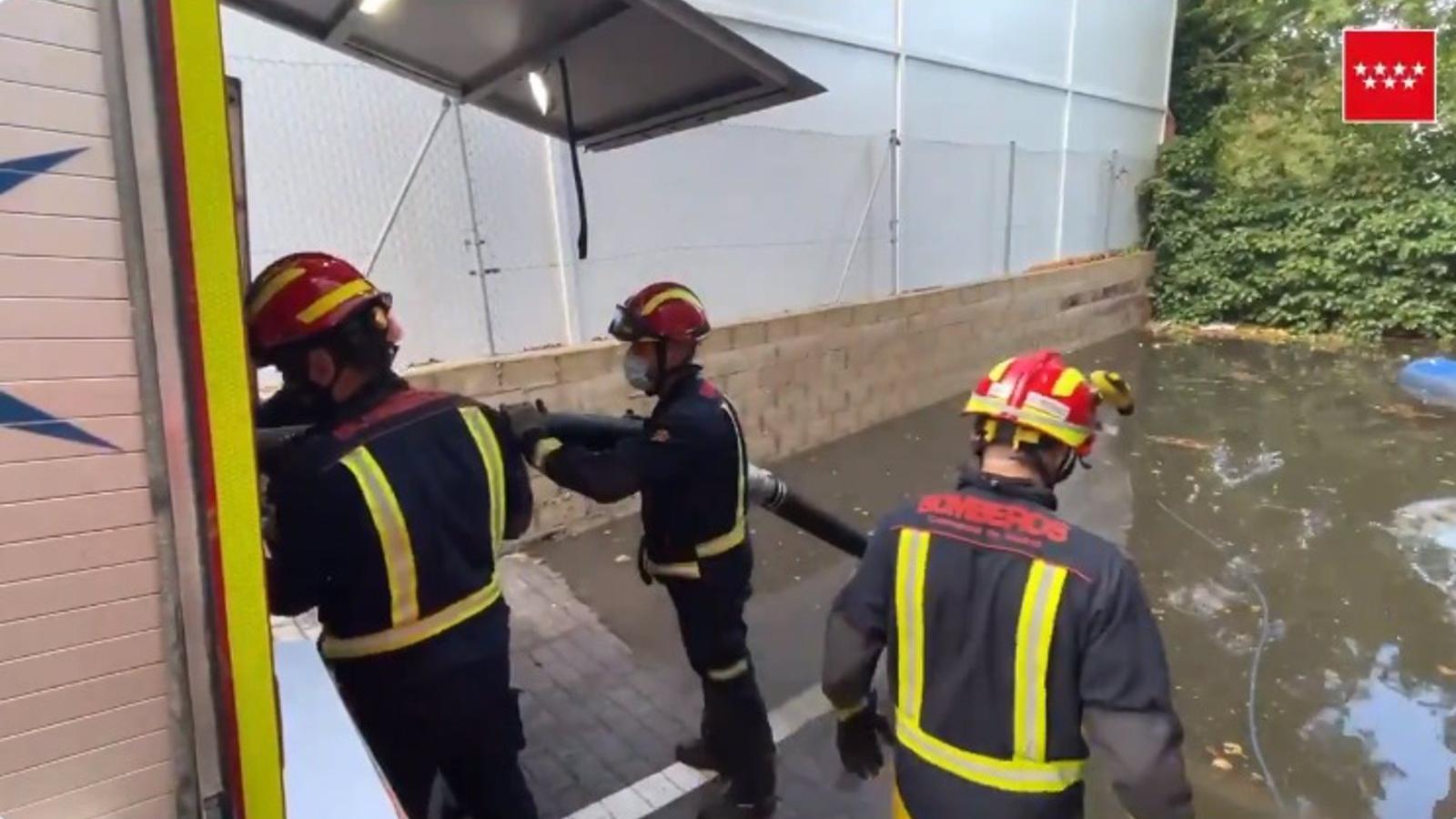 Los Bomberos de la Comunidad suman ya 110 intervenciones por inundaciones, las últimas en Valdemoro, Arganda y Rivas