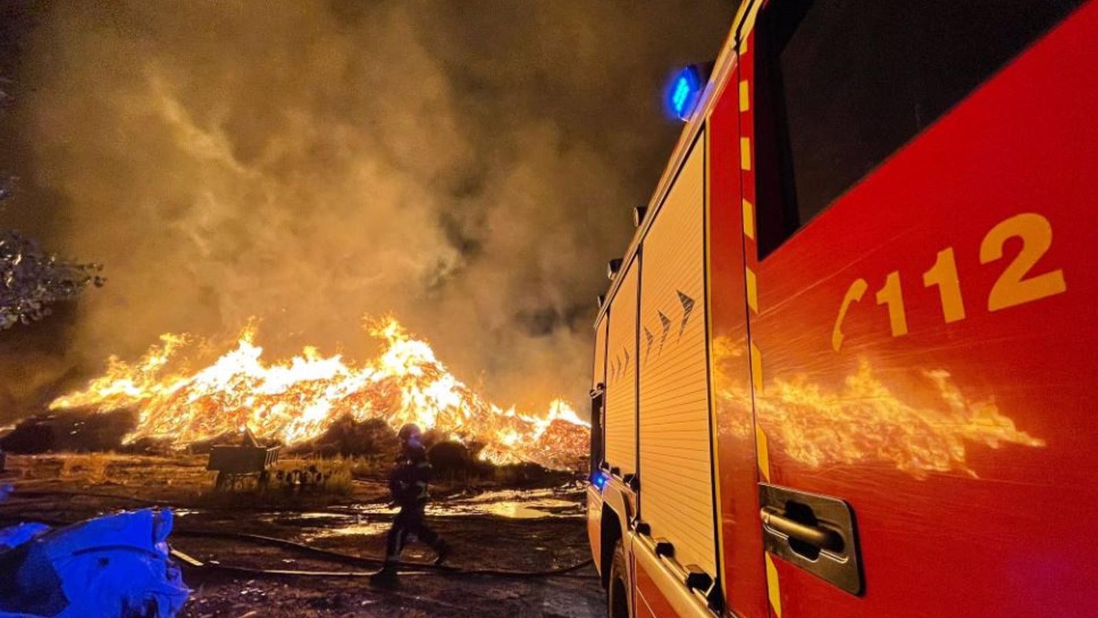 El incendio en la fábrica de compostaje provocado por un rayo arderá al menos durante cinco días