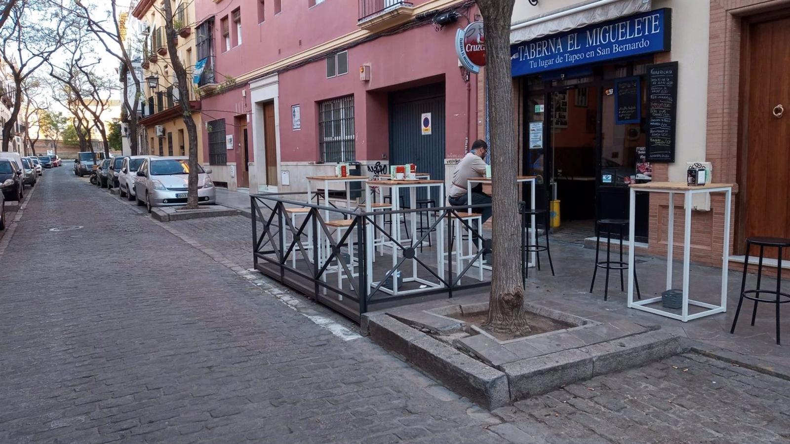 Las terrazas Covid en las bandas de aparcamiento podrían quedarse en Madrid durante dos o tres años
