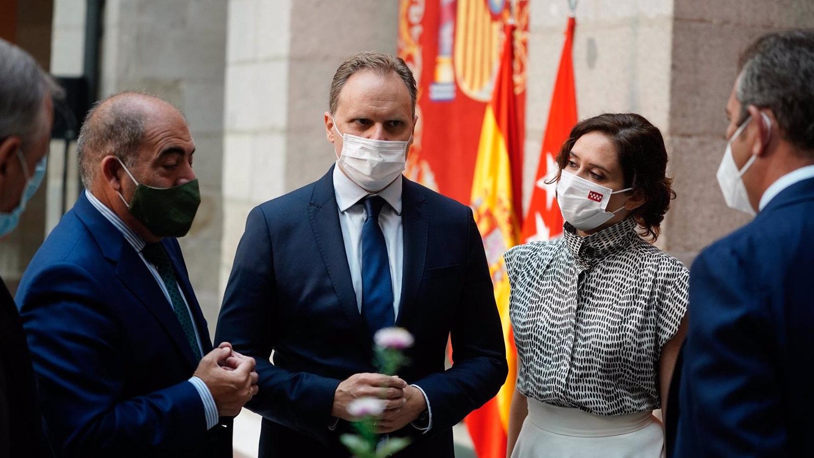 Díaz Ayuso defiende eliminar impuestos y critica a quienes "usan el dinero público para regalar millones a fondo perdido"