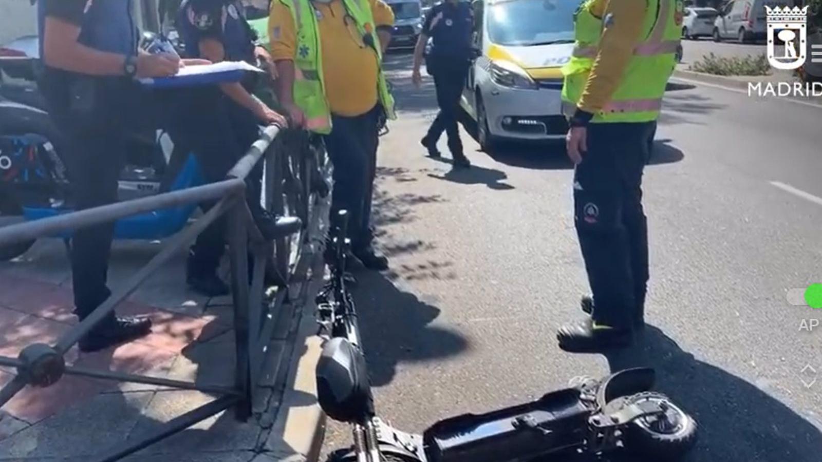 Herido un hombre y una chica que montaban un patinete eléctrico al chocar contra un autobús en Embajadores