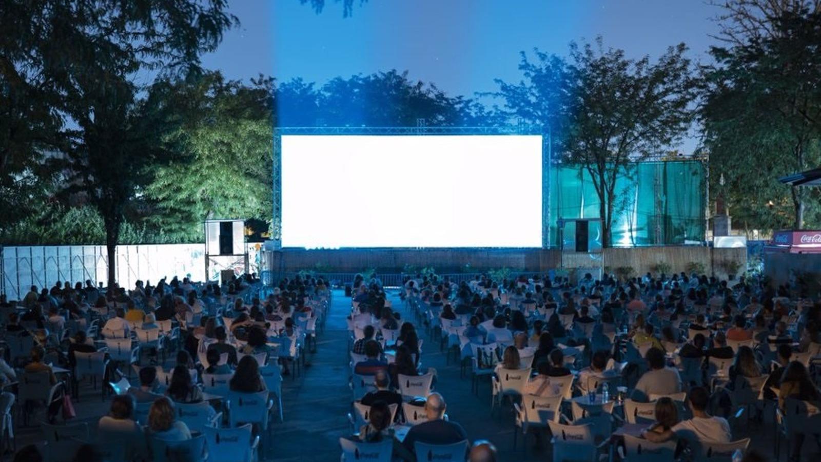 El Festival de Cine de la Bombilla dirige una queja a la Junta de Moncloa por el "ruido infernal" del Mad Beach