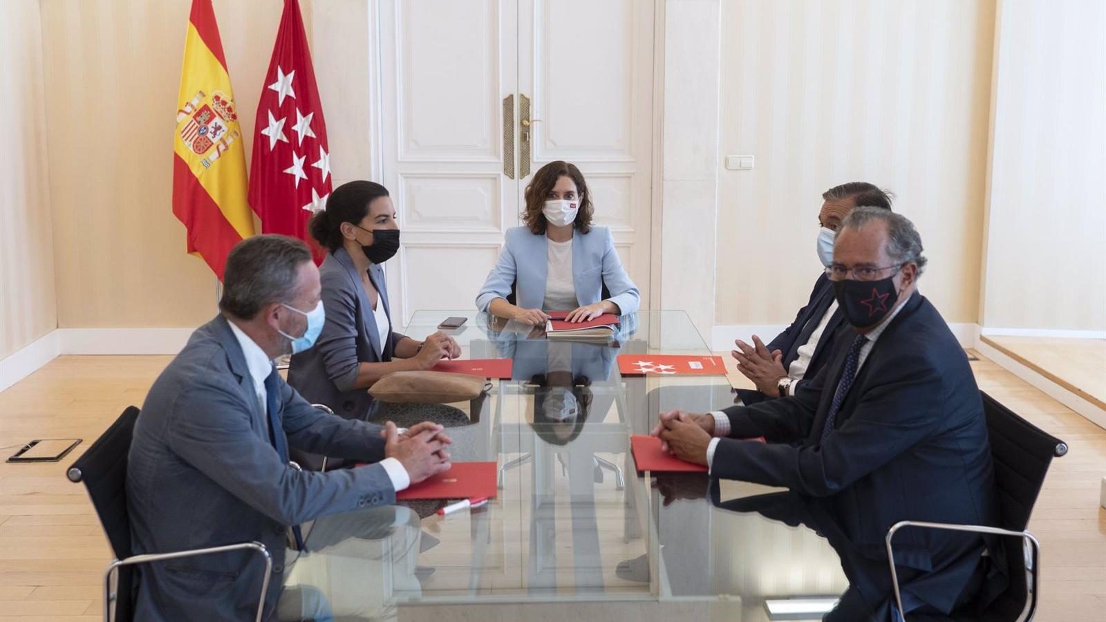 Vox exige a Ayuso que no implante el pasaporte Covid, cierre centros de menas y amplíe aforos en ocio nocturno